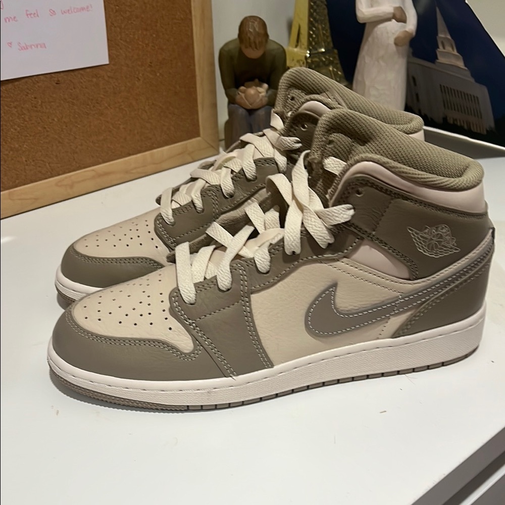 Nike Air Jordan Mid Sneakers in Brown/khaki